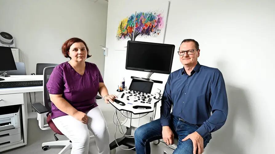 Ärztin Dr. Katja Glaß sitzt mit Jens-Uwe Mühlan, Geschäftsführer von „Com²Med“, in ihrer Vöhrumer Praxis